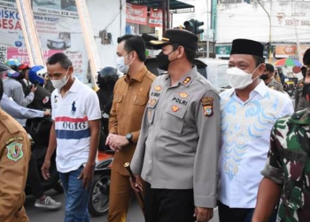 Ketua komisi C DPRD Kota Gorontalo, Irwan Hunawa, (kedua kanan) ketika bersama pemerintah Kota Gorontalo, saat meninjau lokasi pasar senggol Kota Gorontalo,  Senin (18/4/2022).(Foto Arif Mutakin)