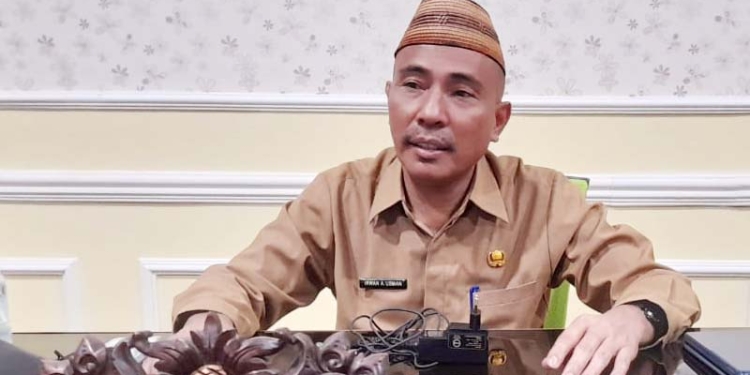 Irwan A.Usman saat diwawancarai oleh sejumlah wartawan terkait persiapn HUT Gorut, di ruang kerjanya Rabu (13/4/2022). (foto.isno/gopos)