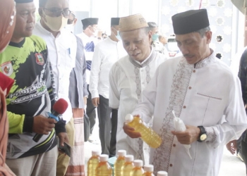 Bupati Gorontalo, Nelson Pomalingo saat meninjau pasar murah jelang ramadhan 1443 H, di Halaman Masjid Agung Baiturahman, Kecamatan Limboto, Kabupaten Gorontalo, Jumat (1/4/2022). (Foto: Istimewa)