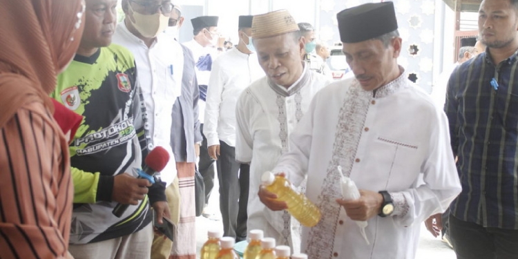 Bupati Gorontalo, Nelson Pomalingo saat meninjau pasar murah jelang ramadhan 1443 H, di Halaman Masjid Agung Baiturahman, Kecamatan Limboto, Kabupaten Gorontalo, Jumat (1/4/2022). (Foto: Istimewa)