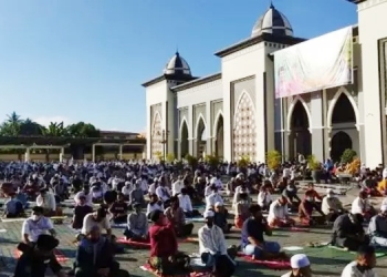 Penerapan protokol kesehatan berupa pengaturan jarak antar jemaah di Masjid Baiturrahman Limboto dalam pelaksanaan salat Idulfitri 1442 H, Kamis (15/5/2021)