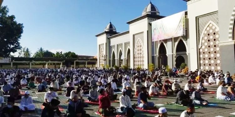 Penerapan protokol kesehatan berupa pengaturan jarak antar jemaah di Masjid Baiturrahman Limboto dalam pelaksanaan salat Idulfitri 1442 H, Kamis (15/5/2021)