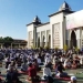 Penerapan protokol kesehatan berupa pengaturan jarak antar jemaah di Masjid Baiturrahman Limboto dalam pelaksanaan salat Idulfitri 1442 H, Kamis (15/5/2021)