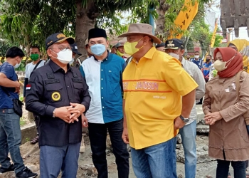 Wali Kota Gorontalo, Marten Taha (Kanan) Ketua DPRD Kota Gorontalo, Hardi Sidiki (Tengah) Gubernur Gorontalo, Rusli Habibie (kiri) saat pencanangan pekerjaan jalan Aryo katili eks Jl Andalas, Kota Gorontalo, Sabtu (16/4/2022). Foto : Sari/gopos