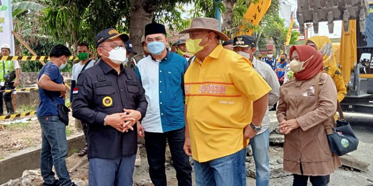 Wali Kota Gorontalo, Marten Taha (Kanan) Ketua DPRD Kota Gorontalo, Hardi Sidiki (Tengah) Gubernur Gorontalo, Rusli Habibie (kiri) saat pencanangan pekerjaan jalan Aryo katili eks Jl Andalas, Kota Gorontalo, Sabtu (16/4/2022). Foto : Sari/gopos