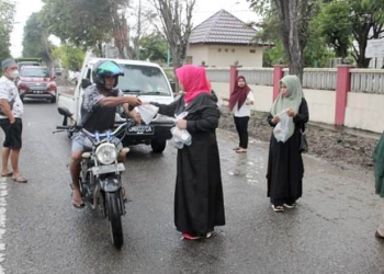 KKAD Kota Gorontalo ketika menyalurkan paket takjil kepada para pengguna jalan di depan kantor DPRD Kota Gorontalo,.(Foto Humas)