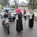 KKAD Kota Gorontalo ketika menyalurkan paket takjil kepada para pengguna jalan di depan kantor DPRD Kota Gorontalo,.(Foto Humas)