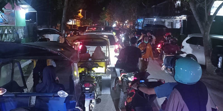 Situasi arus lalu lintas di Jl. Achmad Nadjamuddin Kota Gorontalo yang mengalami peningkatan seiring meningkatnya mobilitas warga di penghujung Ramadan 1443, Sabtu (24/4/2022). (Farun/gopos)
