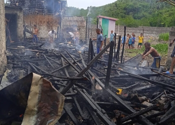 Kebakaran yang melanda rumah milik Triko Usman dan Saripin Siraju di Desa Olibu, Kecamatan Paguyaman Pantai, Boalemo, Ahad (3/4/2022). (istimewa)