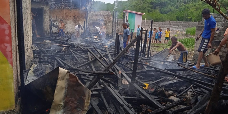 Kebakaran yang melanda rumah milik Triko Usman dan Saripin Siraju di Desa Olibu, Kecamatan Paguyaman Pantai, Boalemo, Ahad (3/4/2022). (istimewa)