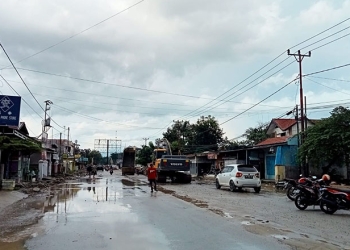 Kegiatan pekerjaan penataan drainase dan jalan di Jl. Nani Wartabone, Kota Gorontalo beberapa waktu lalu