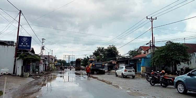 Kegiatan pekerjaan penataan drainase dan jalan di Jl. Nani Wartabone, Kota Gorontalo beberapa waktu lalu