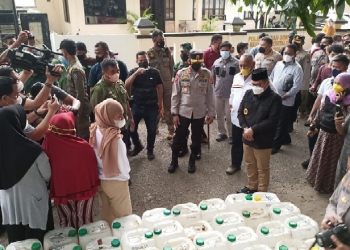 Kepala Kepolisian Daerah (Polda) Gorontalo, Irjen Pol. Akhmad Wiyagus mendistribusikan minyak goreng curah untuk masyarakat
di Kelurahan Liluwo, Kecamatan Kota Tengah, Kota Gorontalo, Sabtu (2/4/2022). (Humas Polda Gorontalo)