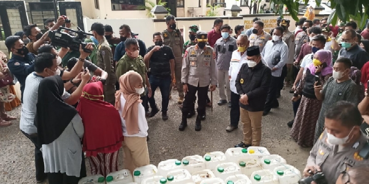 Kepala Kepolisian Daerah (Polda) Gorontalo, Irjen Pol. Akhmad Wiyagus mendistribusikan minyak goreng curah untuk masyarakat
di Kelurahan Liluwo, Kecamatan Kota Tengah, Kota Gorontalo, Sabtu (2/4/2022). (Humas Polda Gorontalo)