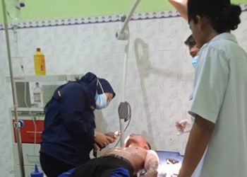 Korban kebakaran mendapat penanganan tim medis saat dievakuasi ke rumah sakit Tani dan Nelayan (RSTN) Boalemo, Rabu (6/4/2022) malam.(istimewa)