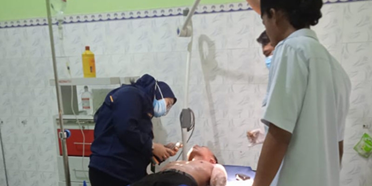 Korban kebakaran mendapat penanganan tim medis saat dievakuasi ke rumah sakit Tani dan Nelayan (RSTN) Boalemo, Rabu (6/4/2022) malam.(istimewa)