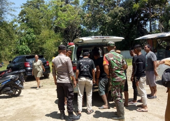 Proses evakuasi jasad Yendri Ismail yang ditemukan tewas di muara sungai saat pergi memancing ikan.