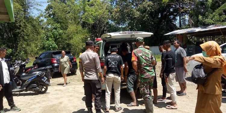 Proses evakuasi jasad Yendri Ismail yang ditemukan tewas di muara sungai saat pergi memancing ikan.