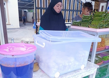 Kue Lopes, menjadi salah satu takjil khas yang dijumpai saat ramadan. (Fahrun/gopos)