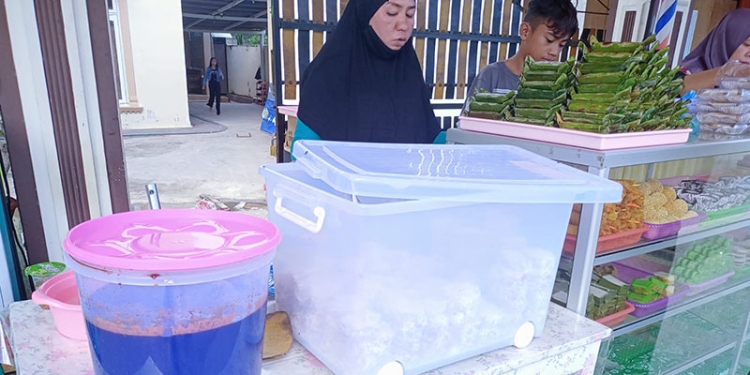 Kue Lopes, menjadi salah satu takjil khas yang dijumpai saat ramadan. (Fahrun/gopos)
