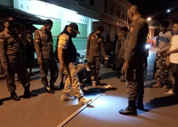 Pengukuran lapak pelaksanaan pasar senggol, Kamis (22/4/2022). Foto : Sari/gopos