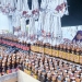 Salah satu penjual lampu botol di Jl. Sam Ratulangi menantikan pembeli. Sepekan menjelang tumbilotohe, pembeli lampu botol cenderung masih sepi. (farun/gopos)