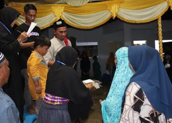 engurus Masjid 3M, Paskas, Hijrah Peduli, Memberikan Paket Bahagia Kepada Masyarakat Sekitar Madjid, Selasa 26/04/2022 (Istimewa)