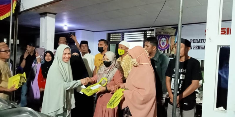 Aleg DPRD Provinsi Gorontalo, Meyke Camaru saat berbagai hadiah kepada  masyarakat Kota Gorontalo, yang hadir pada sosialisasi Peraturan Daerah Provinsi Gorontalo, Selasa (26/4/2022). Foto : Sari/gopos.