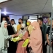 Aleg DPRD Provinsi Gorontalo, Meyke Camaru saat berbagai hadiah kepada  masyarakat Kota Gorontalo, yang hadir pada sosialisasi Peraturan Daerah Provinsi Gorontalo, Selasa (26/4/2022). Foto : Sari/gopos.