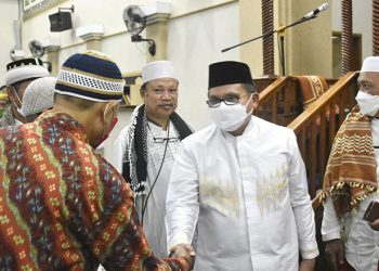 Wali Kota Gorontalo, Marten Taha, Usai melaksanakan shalat tarawih berjamaah di masjid Baiturrahim Kota Gorontalo, Sabtu (2/4/2022).  Foto : Humas