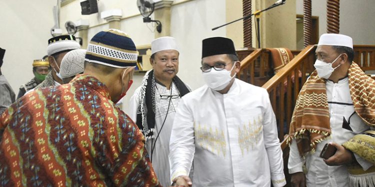 Wali Kota Gorontalo, Marten Taha, Usai melaksanakan shalat tarawih berjamaah di masjid Baiturrahim Kota Gorontalo, Sabtu (2/4/2022).  Foto : Humas