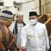 Wali Kota Gorontalo, Marten Taha, Usai melaksanakan shalat tarawih berjamaah di masjid Baiturrahim Kota Gorontalo, Sabtu (2/4/2022).  Foto : Humas