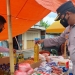 Kapolres Gorontalo Kota, AKBP Suka Irawanto didampingi Kasat Reskrim,  Iptu Mohamad Nauval Seno sedang memastikan ketersediaan minyak goreng di beberapa pasar tradisional di wilayah Kota Gorontalo. Jumat (8/4/2022). Foto : Humas