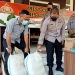 Kapolres Gorontalo Kota, AKBP Suka Irawanto sedang memperlihatkan miras hasil sitaan, Jum'at (1/4/2022). Foto : Sari/gopos