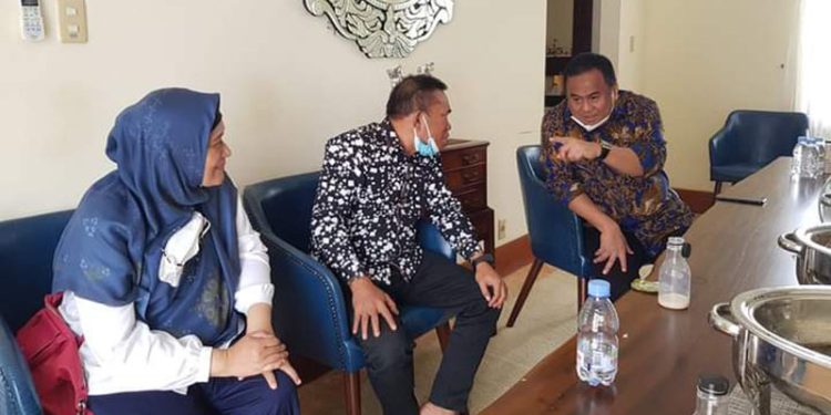 Hais Karel Nusi bersama Ketua Pemenangan Sulawesi Partai NasDem Rachmat Gobel.(Foto istimewa)