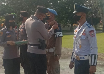 Kapolres Pohuwato, AKBP Joko Sulistiono menyematkan tanda operasi Ketupat Otanaha 2022 dalam rangka menjaga Kamtibmas menjelang lebaran Idulftri 1443 H. (Istimewa)