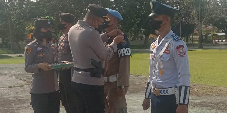 Kapolres Pohuwato, AKBP Joko Sulistiono menyematkan tanda operasi Ketupat Otanaha 2022 dalam rangka menjaga Kamtibmas menjelang lebaran Idulftri 1443 H. (Istimewa)