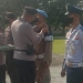 Kapolres Pohuwato, AKBP Joko Sulistiono menyematkan tanda operasi Ketupat Otanaha 2022 dalam rangka menjaga Kamtibmas menjelang lebaran Idulftri 1443 H. (Istimewa)