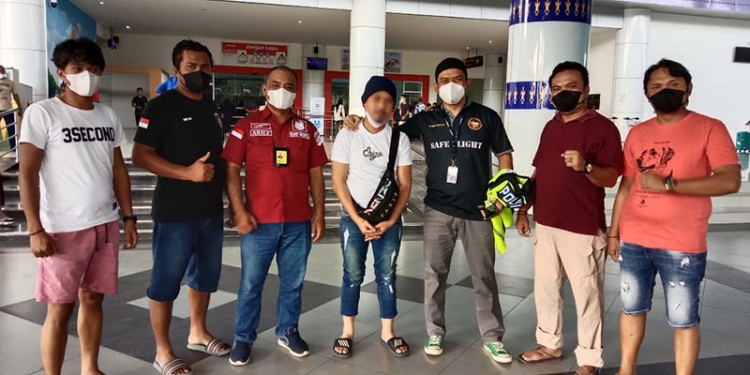 Owner Smart Trader, SS alias Didin (tengah kaos putih) diamankan Sat Reskrim Pohuwato saat di Bandara Djalaluddin Gorontalo