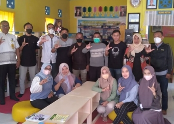 Tim Pustakawan UNG mendampingi desa penerima bantuan perpusnas RI (Dok. UNG)