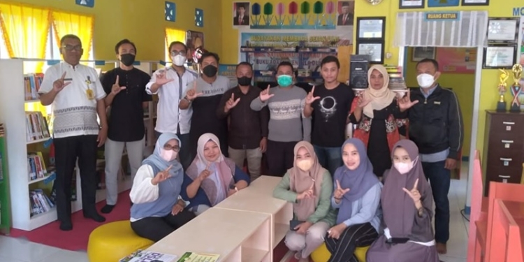 Tim Pustakawan UNG mendampingi desa penerima bantuan perpusnas RI (Dok. UNG)