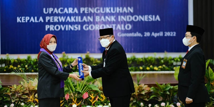 Deputi Gubernur Bank Indonesia, Aida S. Budiman (kiri) mengukuhkan Kepala KPwBI Gorontalo, Rony Widijarto Purubaskoro, menggantikan Budi Widihartanto (kanan) yang saat ini menjabat Kepala KPwBI Bangka Belitung. (dok. KPwBI Gorontalo)
