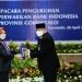 Deputi Gubernur Bank Indonesia, Aida S. Budiman (kiri) mengukuhkan Kepala KPwBI Gorontalo, Rony Widijarto Purubaskoro, menggantikan Budi Widihartanto (kanan) yang saat ini menjabat Kepala KPwBI Bangka Belitung. (dok. KPwBI Gorontalo)
