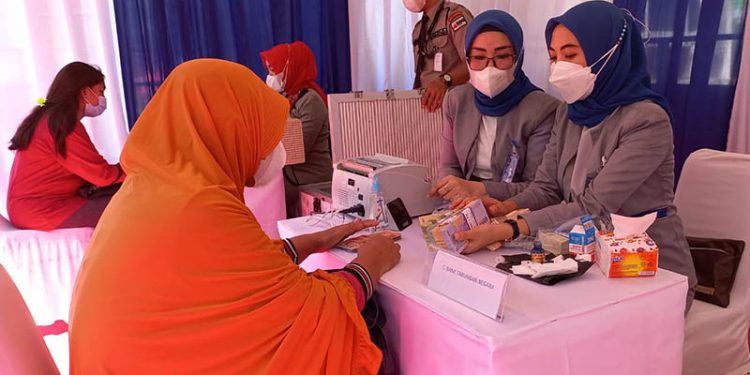 Layanan penukaran uang pecahan kecil yang dilaksanakan KPw Bank Indonesia Provinsi Gorontalo bersama Perbankan di Lapangan Taruna Remaja, Kota Gorontalo, Senin (25/4/2022). (hasan/gopos)
