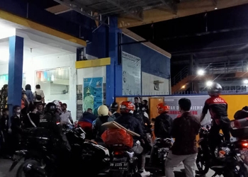 Pemudik dari pelabuhan penyeberangan Gorontalo, menuju pelabuhan pagimana Sulawesi tengah. Kamis, (28/4/2022). Foto : Sari/gopos)