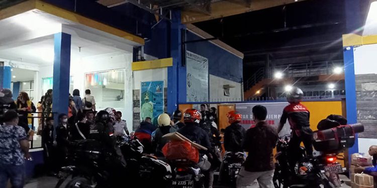 Pemudik dari pelabuhan penyeberangan Gorontalo, menuju pelabuhan pagimana Sulawesi tengah. Kamis, (28/4/2022). Foto : Sari/gopos)