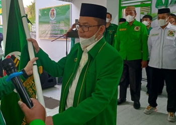 Acmad Monoarfa Ketika dilantik sebagai Ketua DPC Kota Gorontalo.(Foto Dokumen)