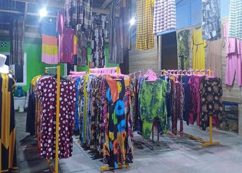 Momen menjelang lebaran dimanfaatkan sebagian warga untuk membuka usaha mulai dari kuliner hingga pakaian. (fahrun/gopos)