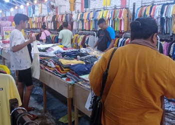 Sejumlah pengujung di salah satu toko pakaian di Kota Gorontalo sedang memilih pakaian untuk dipakai pada lebaran Idulfitri nanti. (farun/gopos)