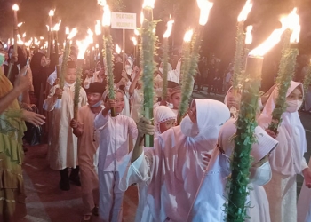 Kegiatan pawai obor yang dilaksanakan Remamuda Kelurahan Molosifat W, Kecamatan Kota Barat, Kota Gorontalo, menyambut malam Nuzulul Quran, Sabtu (16/4/2022). (fahrun/gopos)